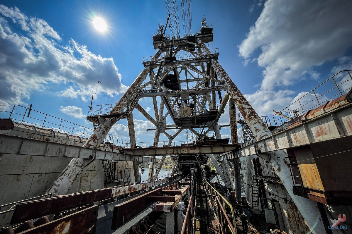 Заброшенный отвалообразователь в затопленном карьере.