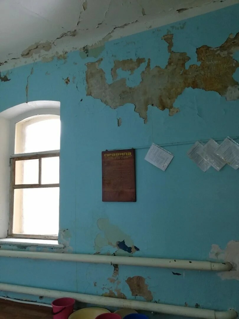 наша палата была чуть-чуть наискосок от этого окна