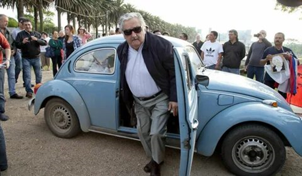 Хосе Мухика и его автомобиль. Фото из интернета.