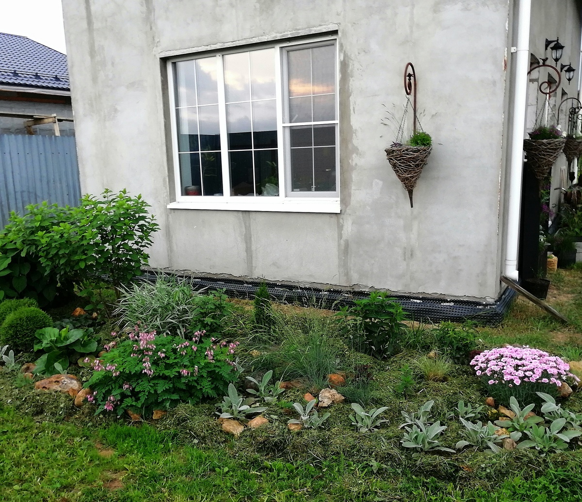 Окно мастерской – это будущие ворота гаража. Прямо напротив находятся ворота, ведущие на участок, всё продуманно и логично.