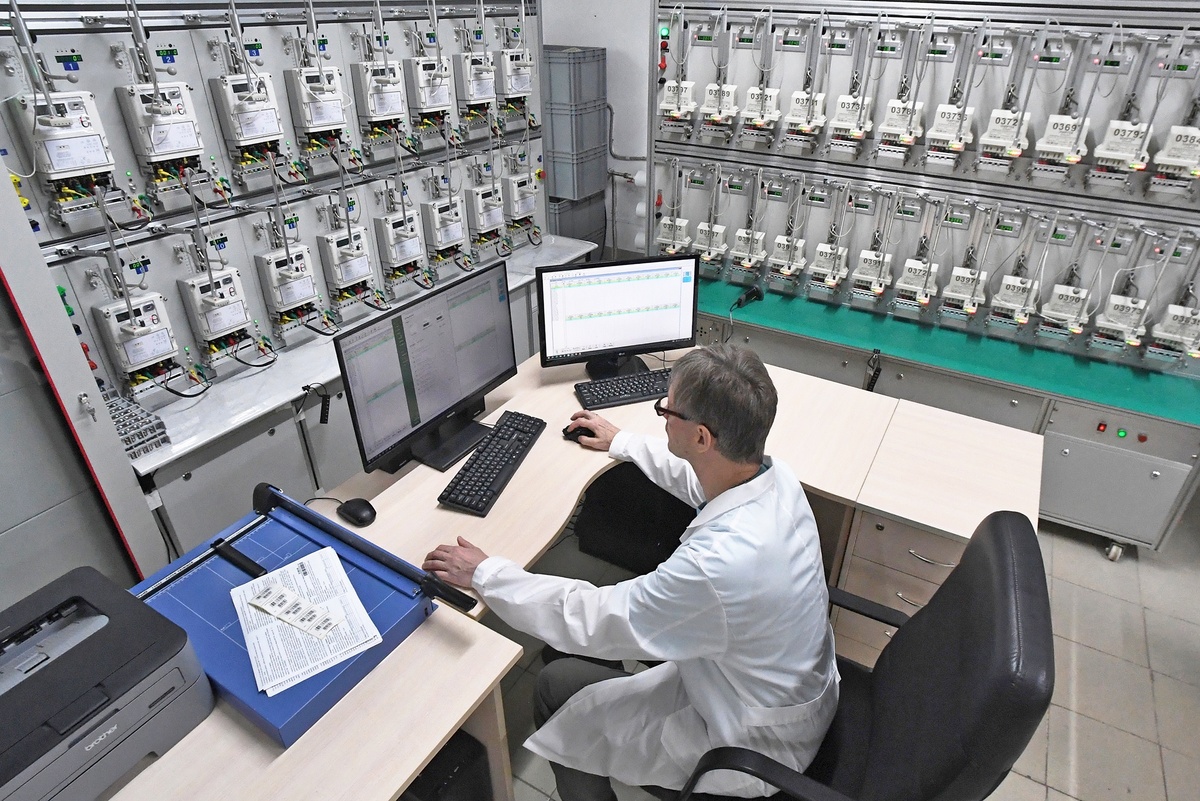    Еще несколько лет назад, чтобы проверить прибор, его снимали и отправляли в лабораторию. / Фото: Виталий Аньков / РИА Новости