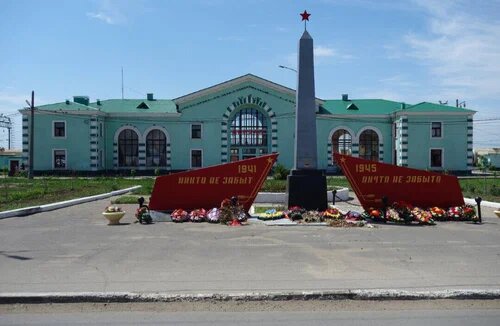 Петров Вал. Фото с сайта https://yandex.com/maps/org/memorial_velikoy_otechestvennoy_voyny/85040870487/gallery/?ll=45.206525%2C50.139110&z=17