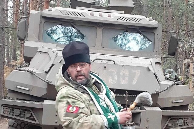    В зоне СВО батюшка общался с бойцами и освящал окопы. Фото: Предоставлено героем публикации "АиФ-Новосибирск"