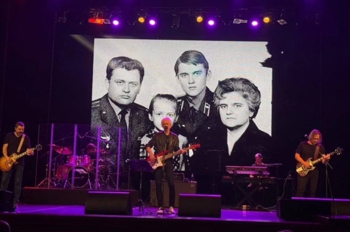    Александр Маршал встретил друга на концерте в Новосибирске