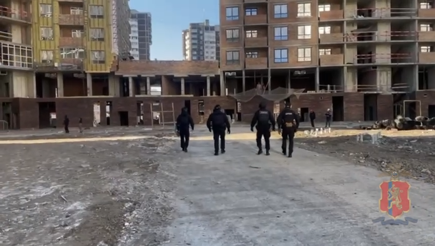     В красноярске в ходе рейда проверили 240 мигрантов