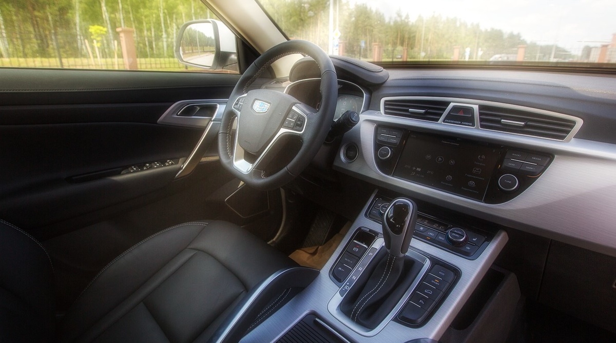 Водительское кресло в Geely Atlas.