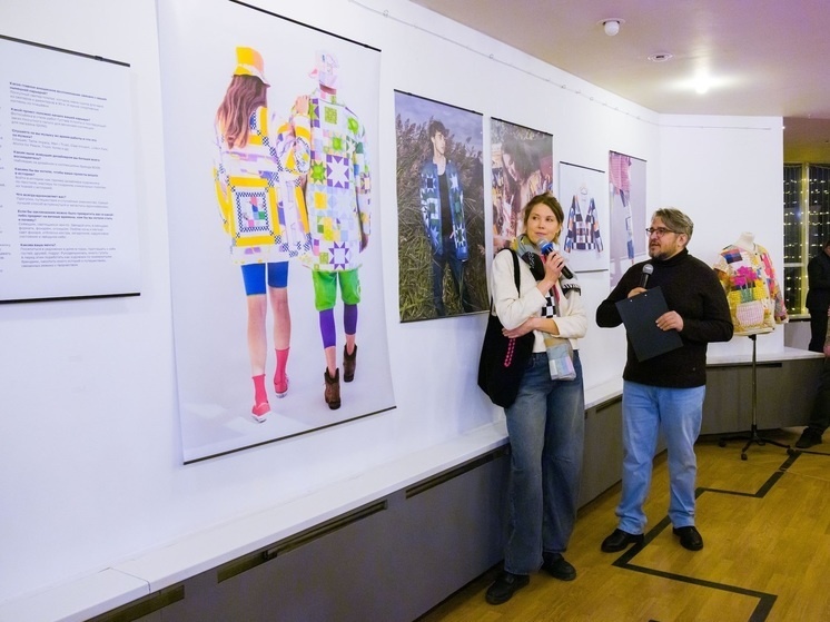    На выставке авторы имели возможность лично представлять свои работы. Фото Дмитрия Куткина ("Вечерний Челябинск")