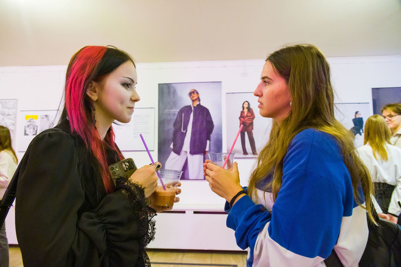     На выставке "Дизайн-фреш" можно было не только увидеть показы моды, но и наслаждаясь апельсиновым напитком детально рассмотреть дизайнерскую одежду на больших фото. Фото Дмитрия Куткина ("Вечерний Челябинск")