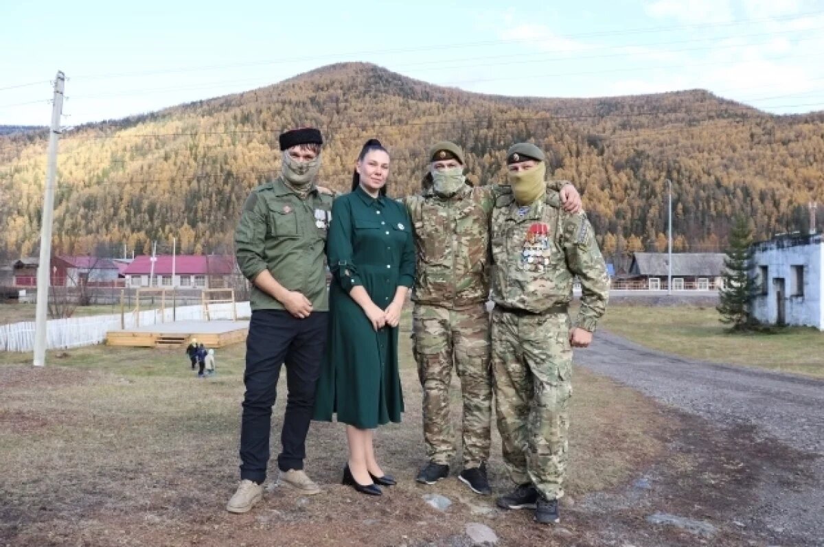    Бойцы-сибиряки «Изак», «Хакас» и «Арадан» с руководителем КСВО по Ермаковскому району Светланой Штейнберг, её муж тоже находится в зоне СВО.