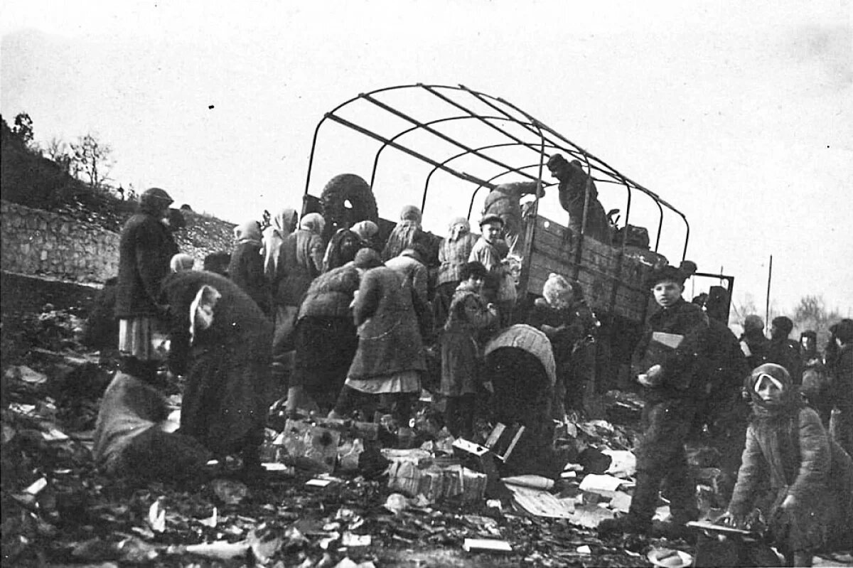    Симферополь, район Кладбищенской горки. Женщины и дети ищут продукты в сгоревшей машине.