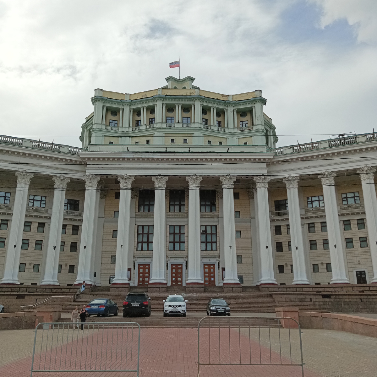 Театр Российской Армии. Расположен рядом со станцией метро "Достоевская", на площади Суворова. 