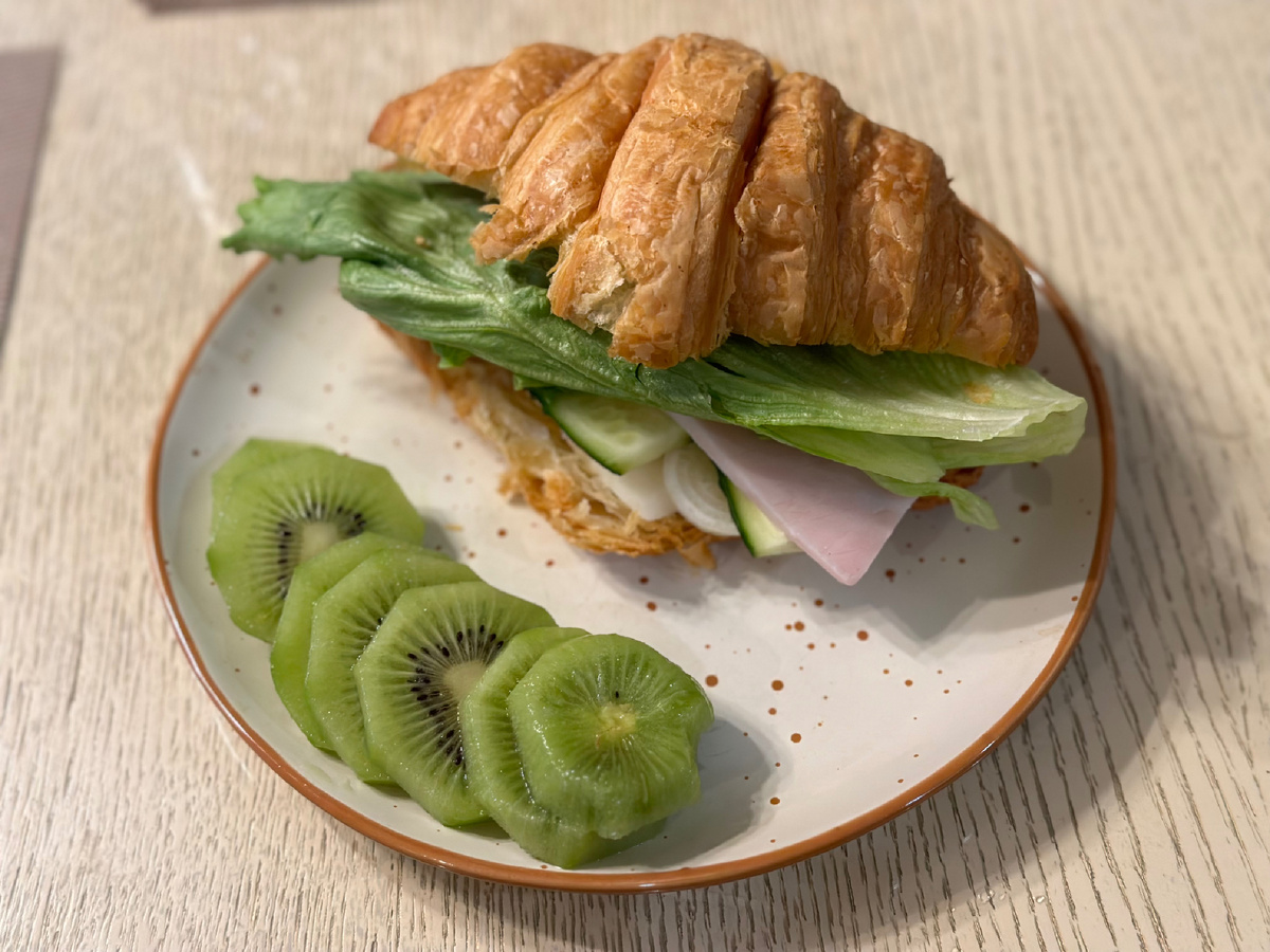 Сендвич на круассане (карбонад, лук, лёгкий сыр, огурец, салат, чесночный соус)