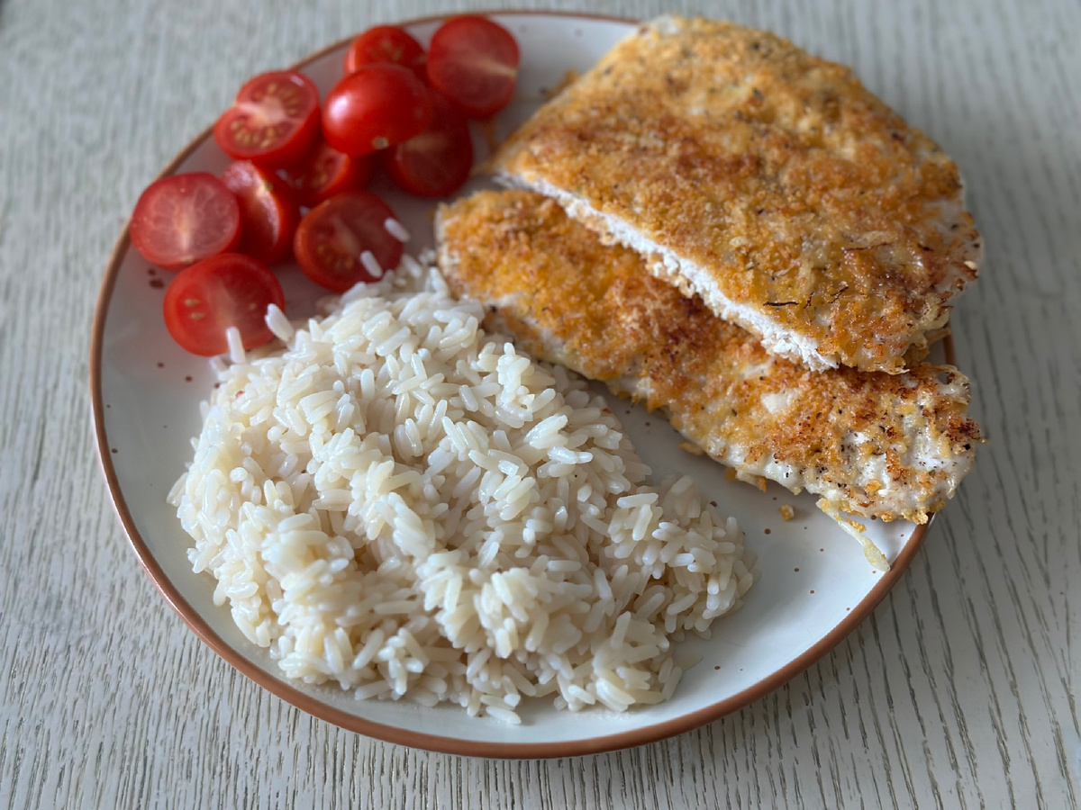 Рис, отбивная куриная в сыре (подсмотрела идею у Ани), помидорки