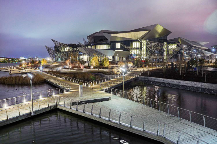    «Казаныш» очень хотели провести в новом здании театра им. Камала, но пока такой возможности нет. Театр уже показали изнутри еще на фоне саммита БРИКС, но работы и по интерьерам, и по фасадам, и по территории завершатся лишь в начале будущего года.   
Фото: Андрей Титов