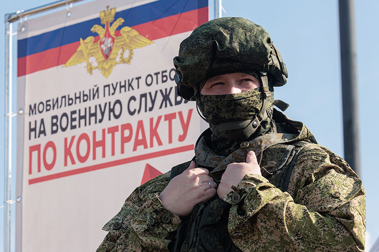    Татарстан — лидер по плану набора по контрактникам в Поволжье. Важную роль в этом сыграли подъемные 2 млн рублей при заключении контракта, а также денежное стимулирование рекрутеров.   
Фото: «БИЗНЕС Online»