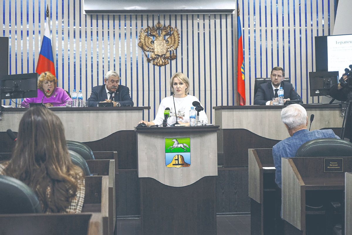 аведующая
поликлиникой
Центральной
городской боль-
Заведующая поликлиникой Центральной городской больницы Елена Николаевна Муханова