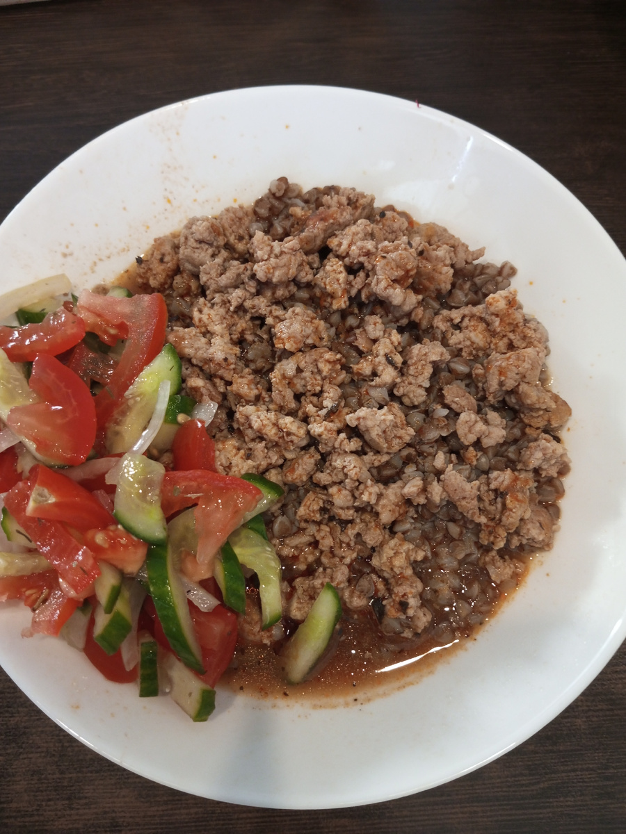 Греча и соус болоньезе