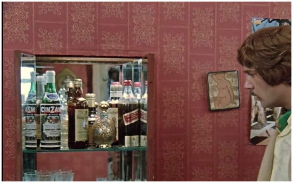 В фильме «Иван Васильевич меняет профессию» показан скрытый бар в квартире Антона Семёновича Шпака.