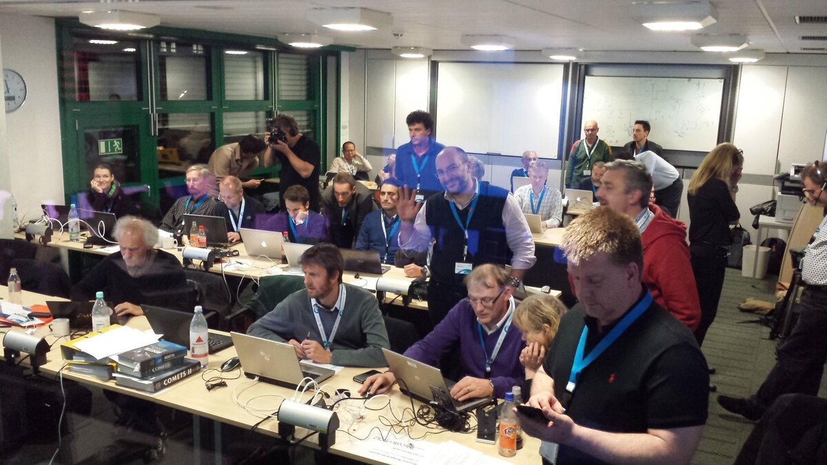 Команда миссии получает первые данные с "Филы" / ESA