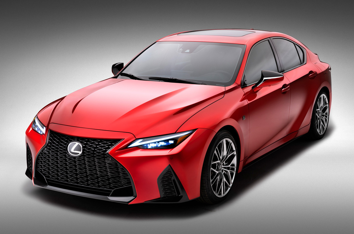    ### Lexus IS500 F Sport Performance Абсолютное большинство автопроизводителей отказалось от больших атмосферных V8, но у компании Lexus свои представления и взгляды на моторостроение. Она продолжает выпускать спортседан размерного класса D, заряженный пятилитровой безнаддувной «восьмёркой» мощностью 479 л.с. И пусть IS500 медленнее новейших немецких моделей с турбокомпрессорными двигателями, он прекрасен в своей «архаичности». И весьма быстрый: разгон до 100 км/ч занимает 4,4 секунды.   
Lexus