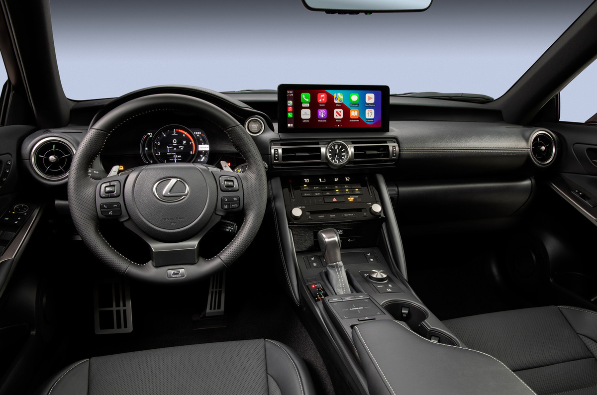    Отличить IS500 F Sport Performance от обычного Lexus IS не так-то просто, но возможно. Обратите внимание на расширенные передние колёсные арки, четыре выпускных патрубка, более высокий капот и 19-дюймовые колёсные диски.   
Lexus