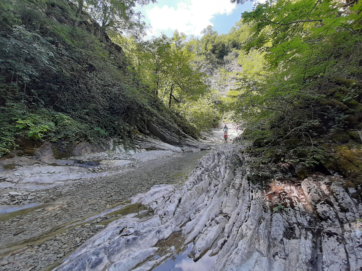 Каменистая щель