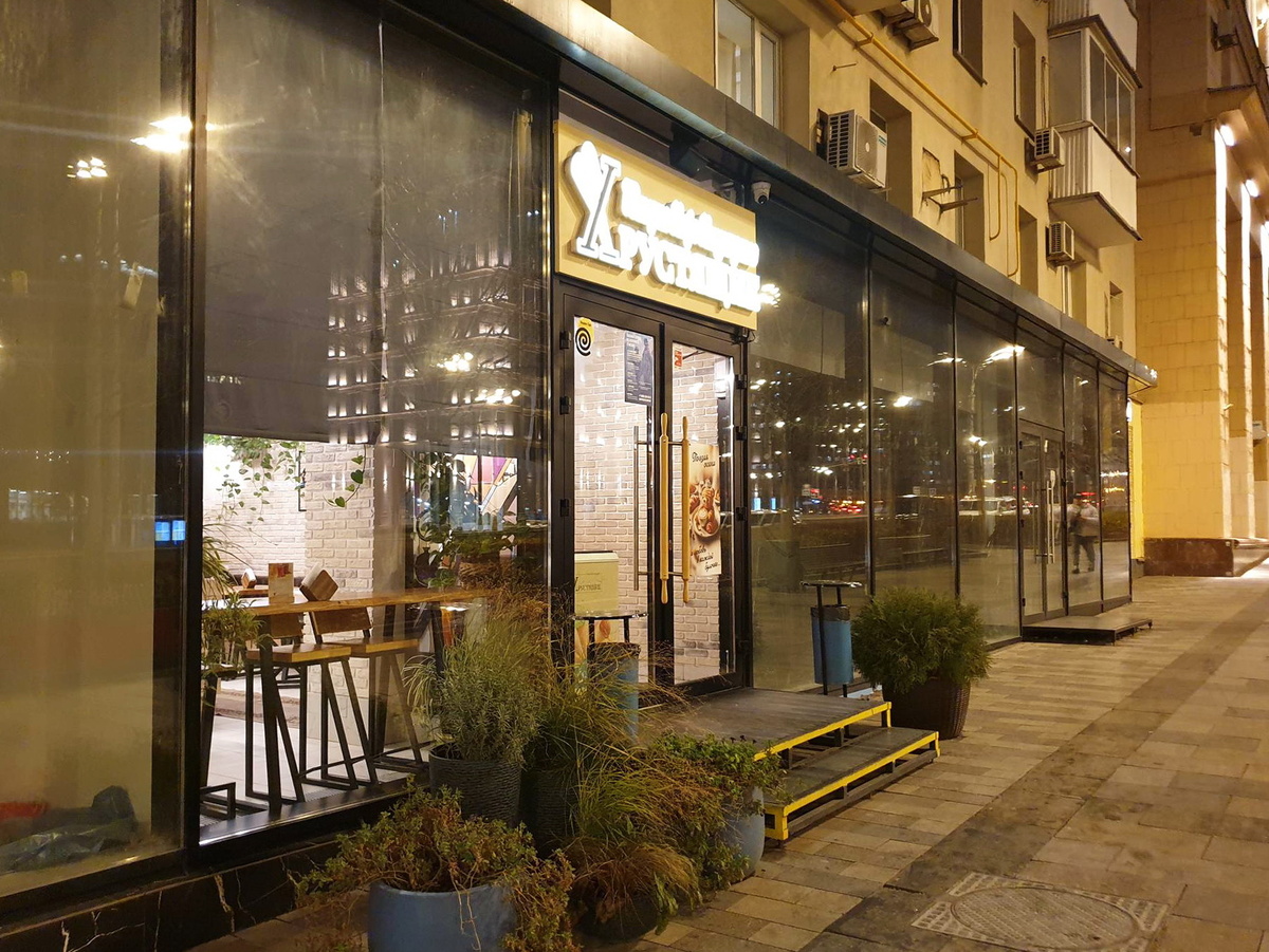 Вход в кафе-пекарню "Хрустящие"