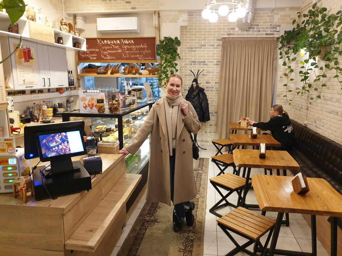 Зал кафе-пекарни "Хрустящие" и Наталья
