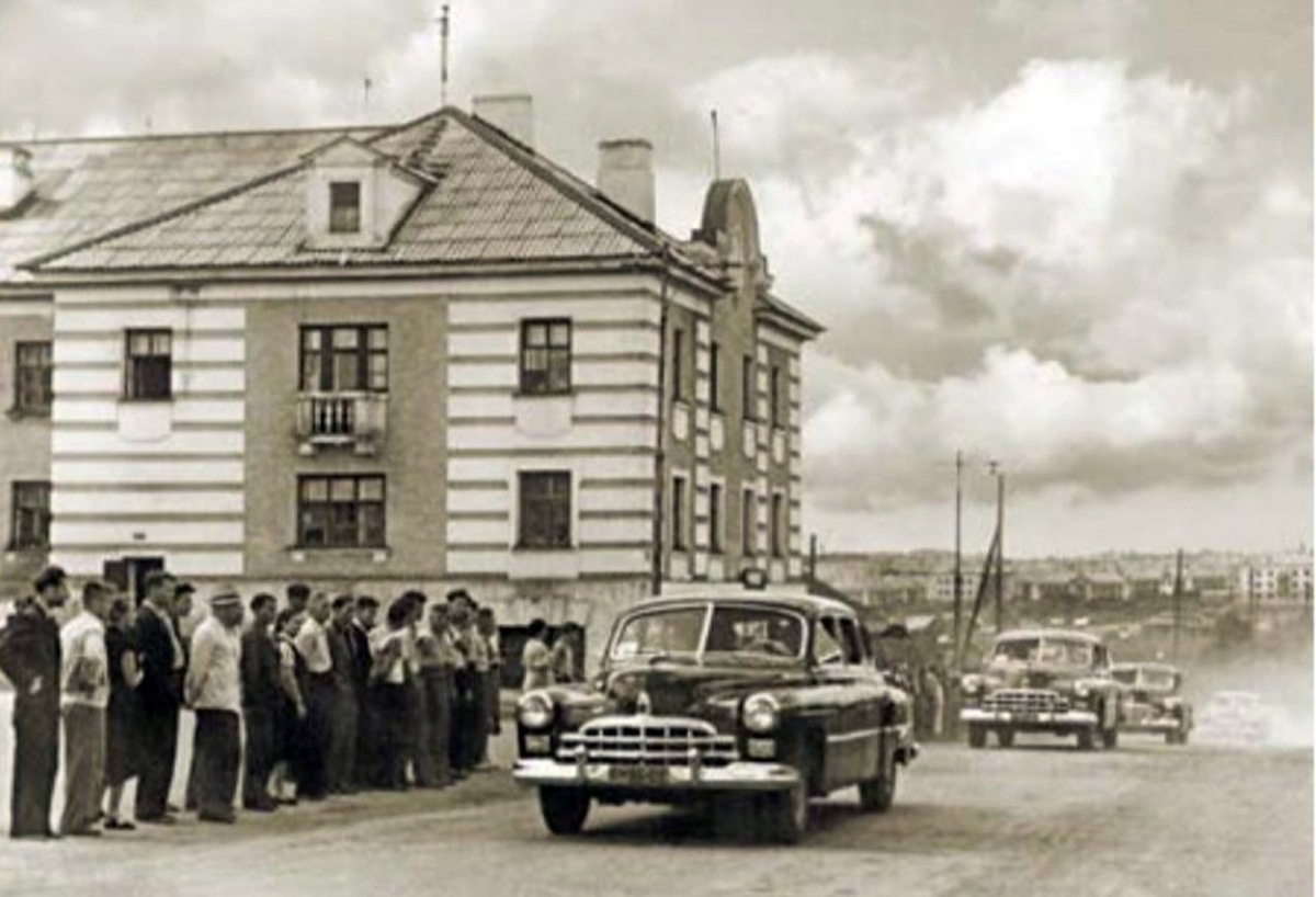 Кортеж с Никсоном проезжает по Ревде около заводоуправления РММЗ