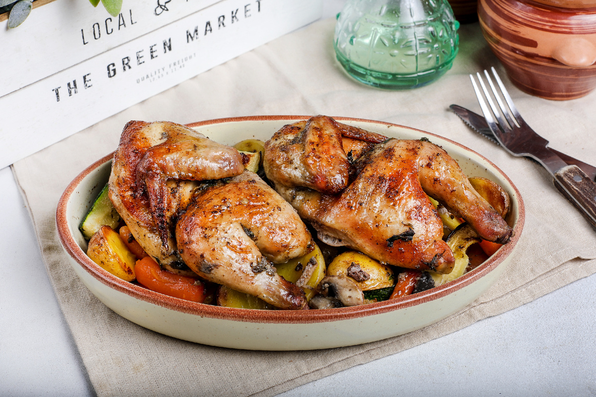 
Цыплёнок-корнишон в трюфельном соусе, запечённый с бэби-картофелем и цукини