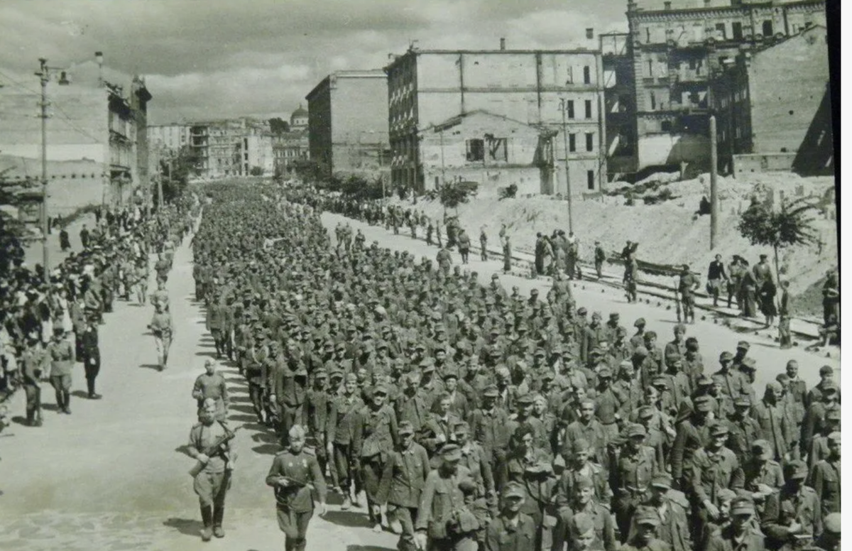 ФОТО ЯНДЕКС-КАРТИНКИ. КИЕВ. 1944 ГОД. НАЦИСТЫ НА КРЕЩАТИКЕ. ЖЕЛАЕТЕ ПОВТОРИТЬ?