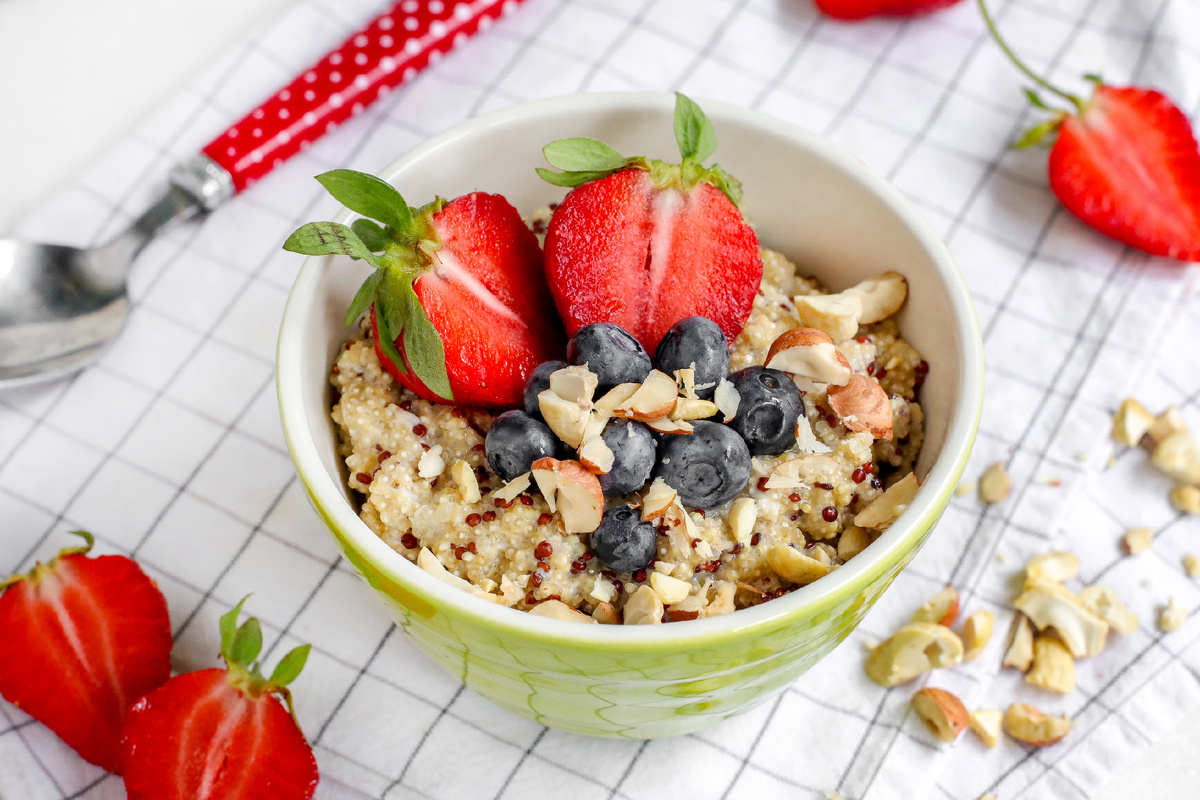 Постная каша из киноа с голубикой и клубникой