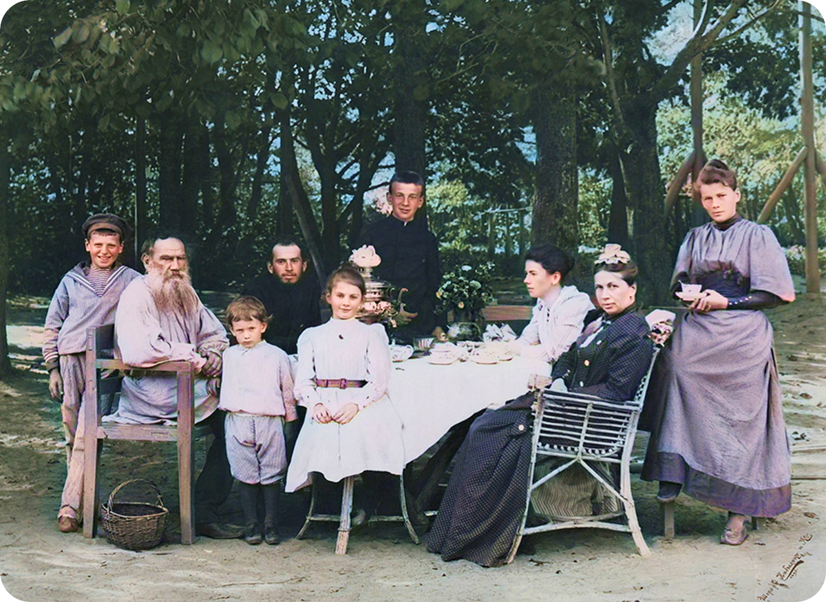 Лев Толстой с семьей | Фото: Wikipedia