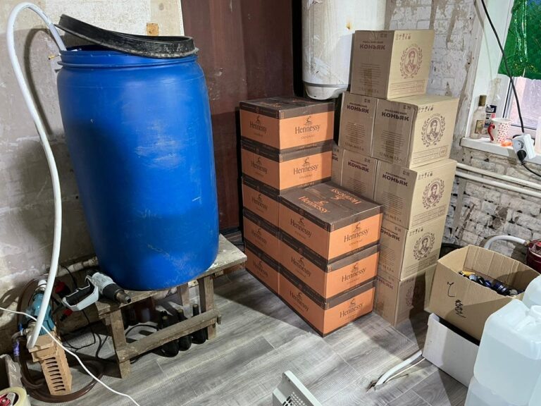    В Оренбуржье полицейские изъяли 10 тысяч бутылок с контрафактным алкоголем Оренбуржье