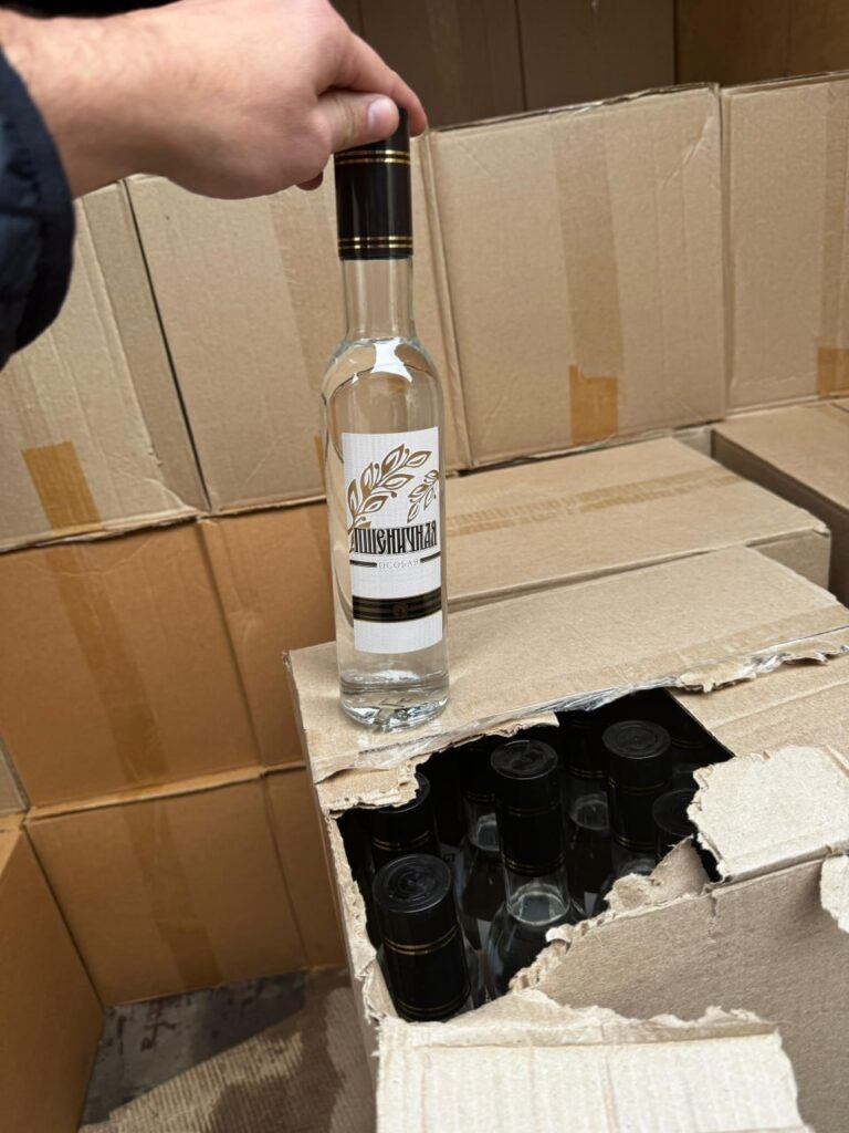     В Оренбуржье полицейские изъяли 10 тысяч бутылок с контрафактным алкоголем Оренбуржье
📷    В Оренбуржье полицейские изъяли 10 тысяч бутылок с контрафактным алкоголем Оренбуржье
