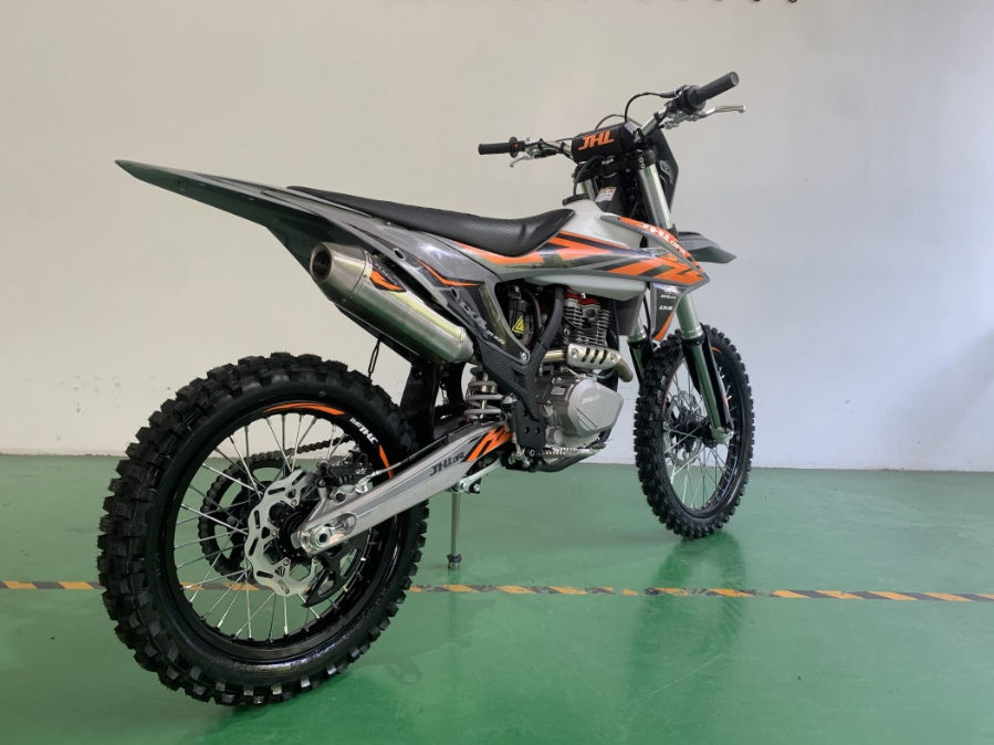 Мотоцикл с двигателем CB300RL.