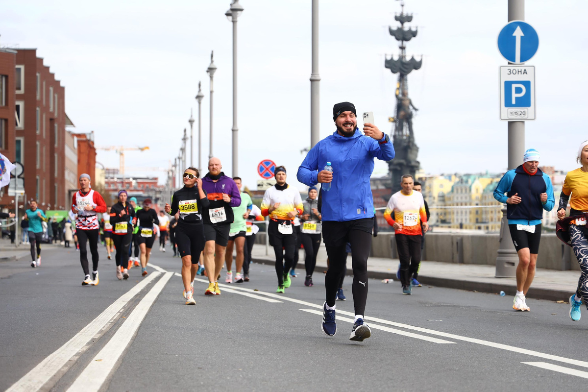 Фото с Московского Марафона 2024 года, когда я впервые попробежал 42.2 км.