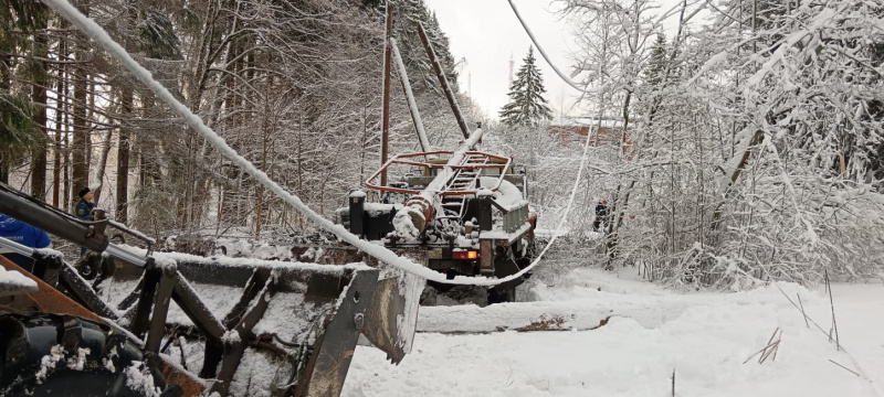   Энергетики из соседнего региона приехали спасать Лахденпохью, где ветер оборвал проводаМинстрой Карелии