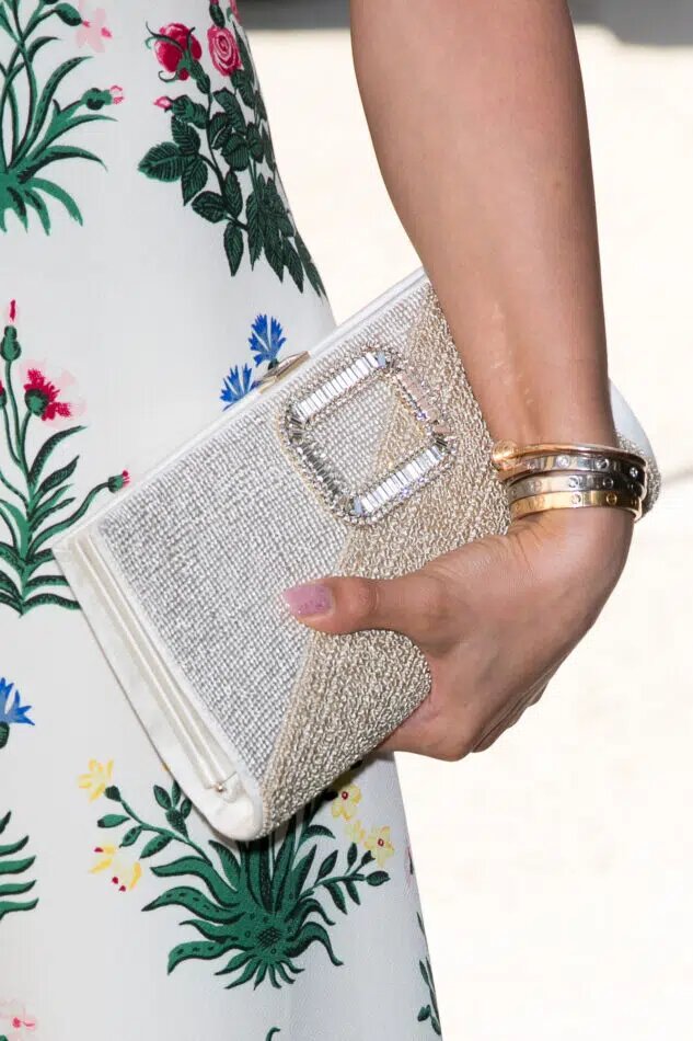 Посетительница Недели высокой моды в Париже носит Juste un Clou от Cartier и несколько браслетов Love . Это изображение было представлено в интроспективной истории « Эти производители золотых украшений никогда не теряли своего блеска ». Фото Марка Пьясецкого/WireImage