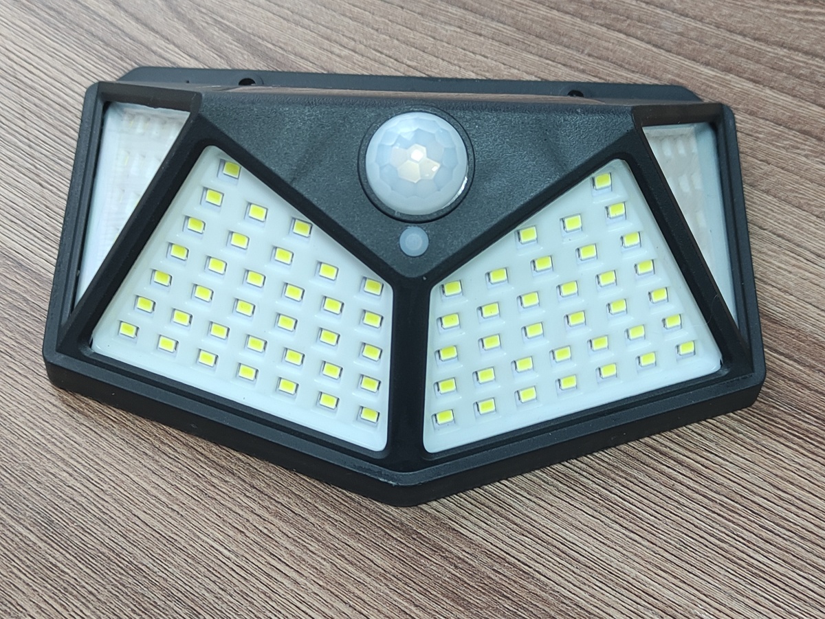 Фонарь на солнечной батарее.