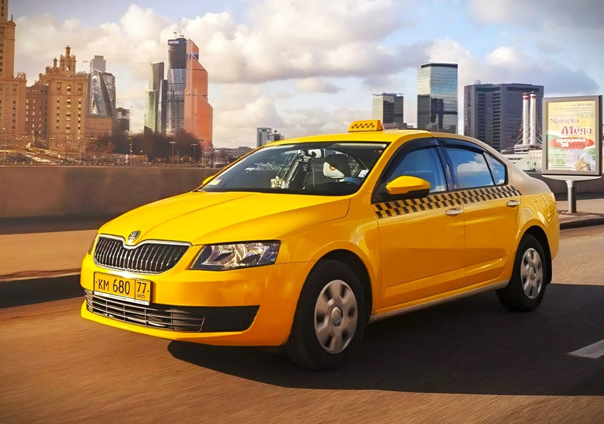 Москва, образец на примере реального автомобиля такси, цвет кузова, шашки на борту, оранжевый колпак такси