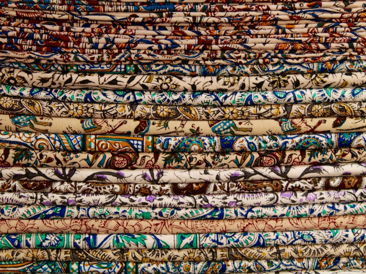 Ещё несколько популярных иранских сувениров: золото, набивные ткани каламкар сази и цветастые платки и покрывала патедюзи. Источник: Ivann Schlosser / ohD1qxQQYCE-unsplash