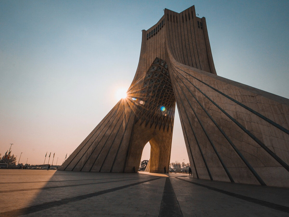 Южные регионы подходят для путешествий в любое время года. Лучший период для посещения северной части Ирана — с середины апреля до начала июня и с конца сентября до начала ноября. С ноября по апрель в стране выпадает наибольшее количество осадков.