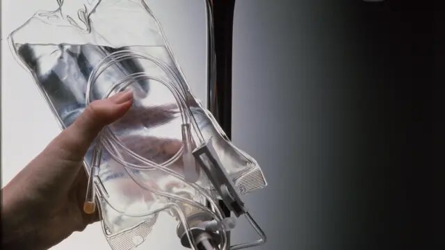 Подпись к фото,В этом году пациенты больниц сразу в нескольких западных странах столкнулись с дефицитом физраствораАвтор фото,Science Photo Library