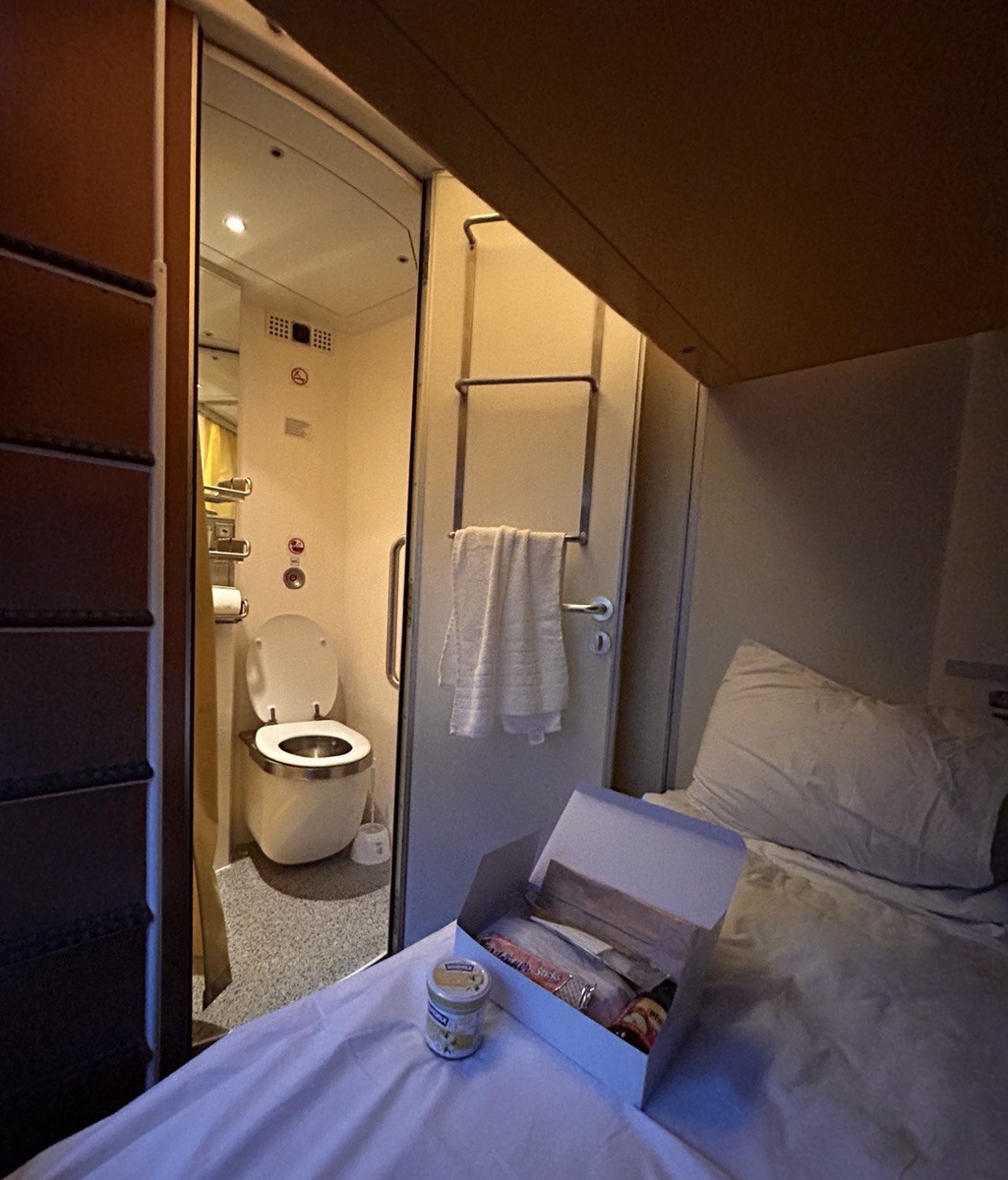Кроме входящего в билет завтрака и водички очень понравились всякие детальки - зарядка, двигающаяся по периметру лесенка, будильник, который сам пищит за 45 минут до твоей станции, через 5 минут после этого приносят кофе и завтрак, откидывающееся сидение для человека с верхней полки, так что никому и не придет в голову сесть на ваше лежбище, а еще магнит на стенке в коридоре, к которому цепляется дверь при ее открытии, так что она не хлопает при движении поезда 