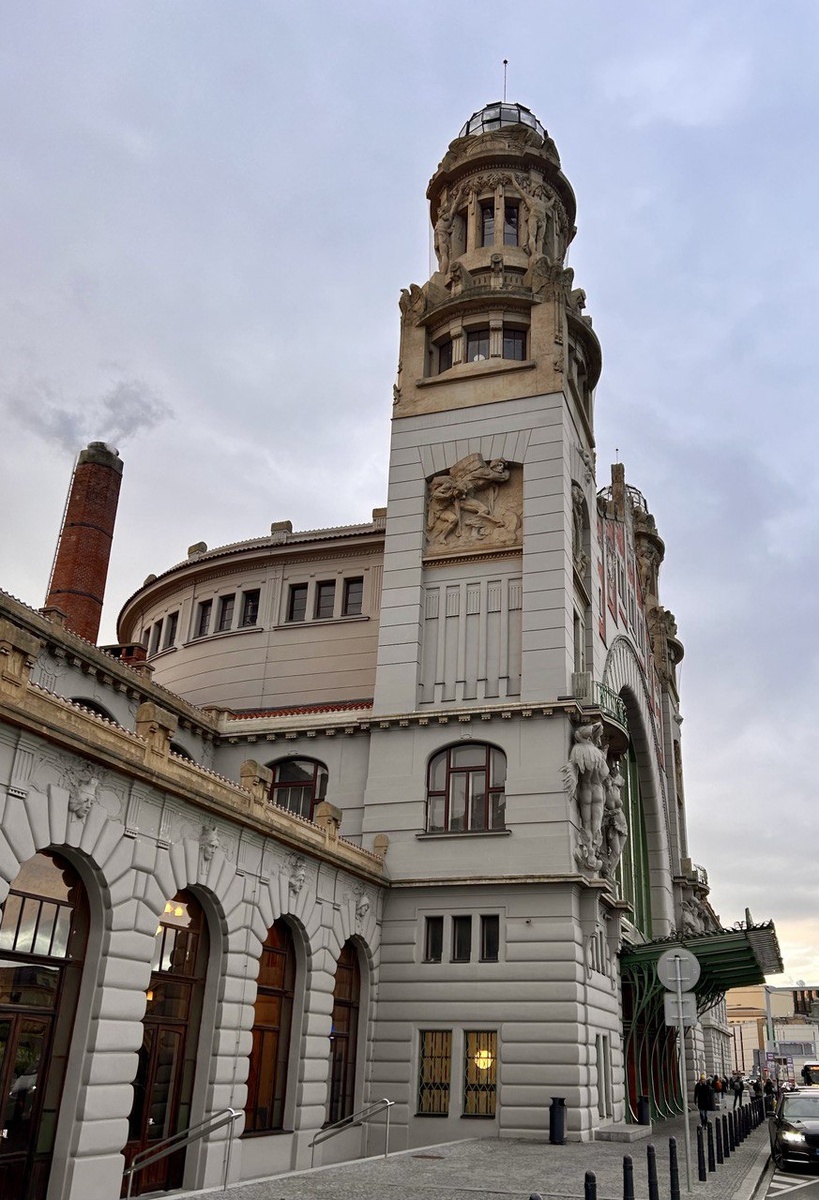 Фото: старое здание вокзала, новые купола-лифты и смешная лего-реконструкция для скучающих ожидающих