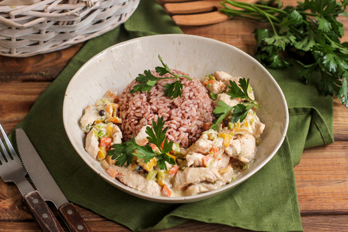 Индейка с бурым рисом и овощами в сливочном соусе