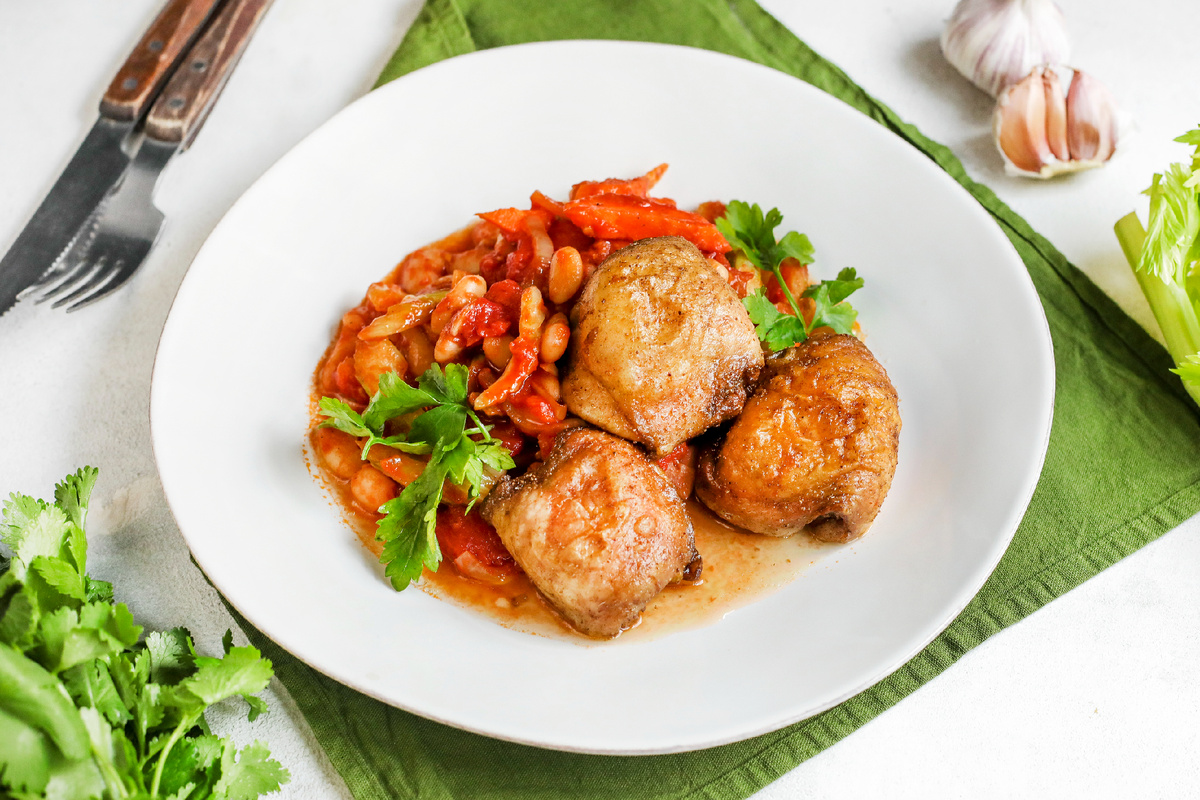 
Куриные бёдрышки «Ужин в Сванети» с белой фасолью и овощами в томатном соусе