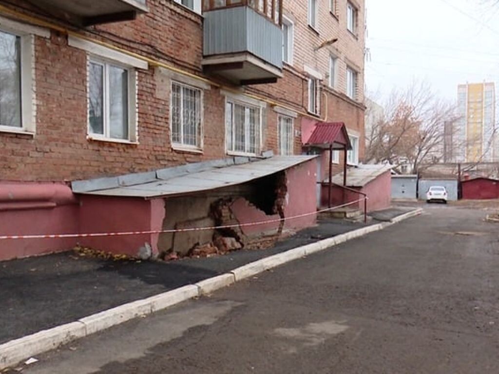    У жителей дома, на улице Потехина в Оренбурге, после паводка разрушается дом