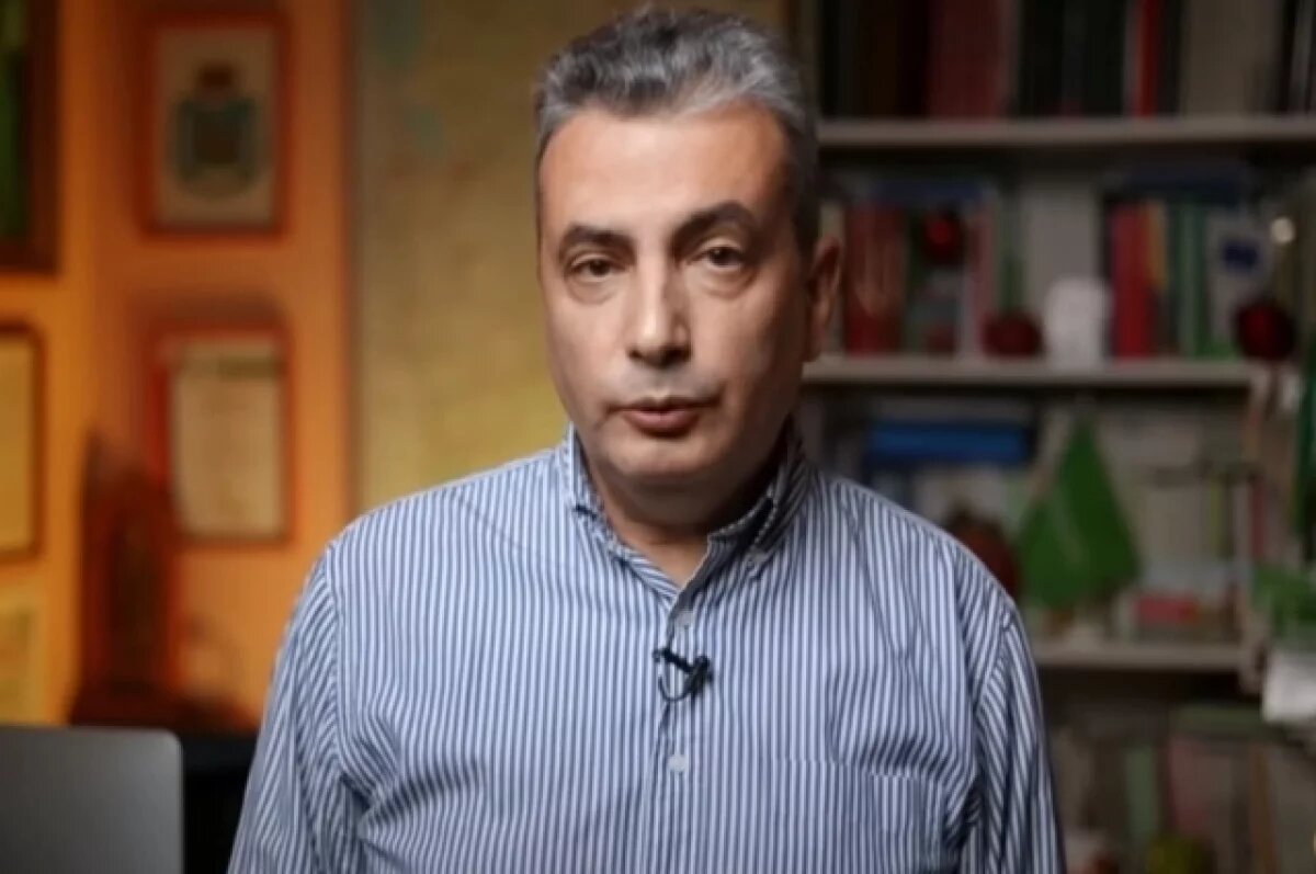    «112»: задержанного в аэропорту Пскова Шлосберга отпустили из полиции